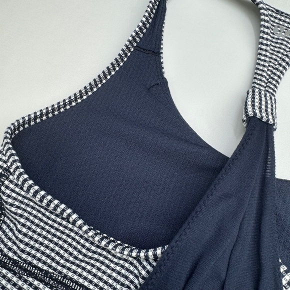 1030 lululemon Practice Freely Tank - Size 6 - Blue Gingham (Inkwell) - Picture 13 of 16